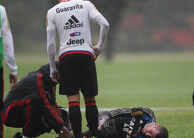 Paulo Victor treina 42 dias após fratura e volta ao Fla contra Santos