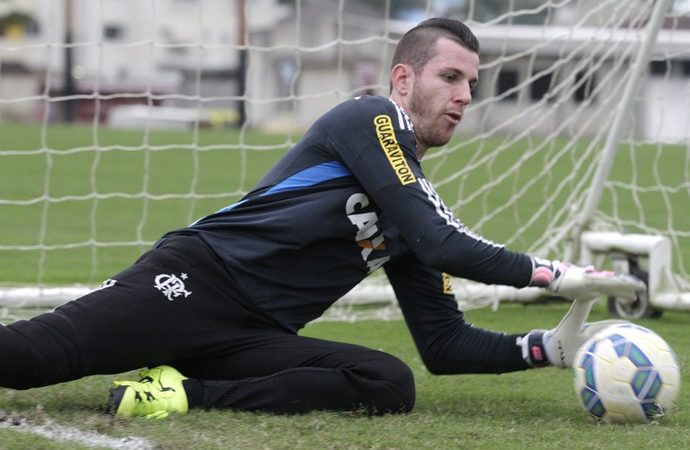 Paulo Victor mostra evolução em manhã de treino sem Guerrero e Sheik