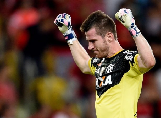 Paulo Victor põe fotos com camisa do Fla em rede social e anima torcedores