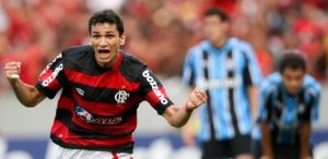 ronaldo-angelim-comemora-gol-do-flamengo-contra-o-gremio-1260221846748_615x300