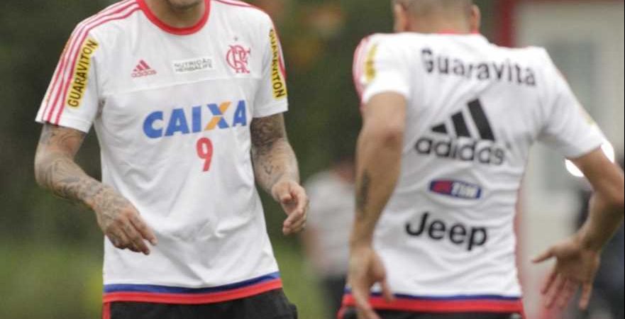 Atletas trabalham pela manhã no primeiro treino desta quarta