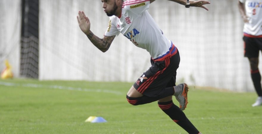 Flamengo volta a campo para segundo período de treinos