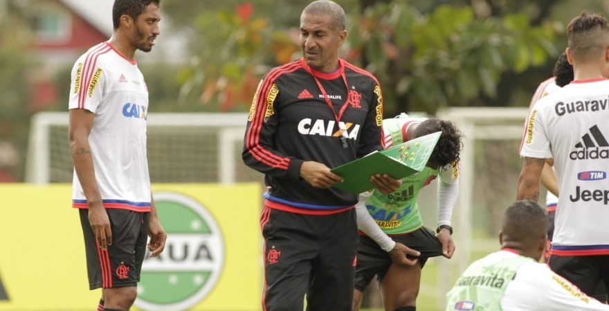 Flamengo faz treino tático em atividade da tarde