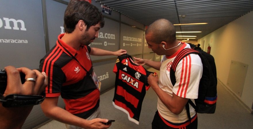 Sócios-torcedores ganham camisas usadas em jogo por Emerson e Guerrero