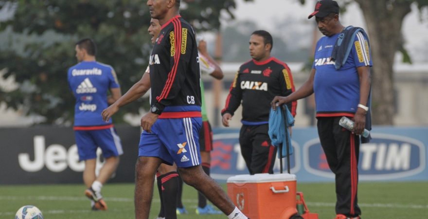 Explicação: Cristovão fala sobre time do Flamengo fechado com três volantes