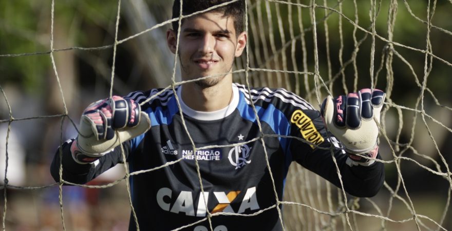 Goleiro Daniel concilia faculdade de administração e treinos no Flamengo