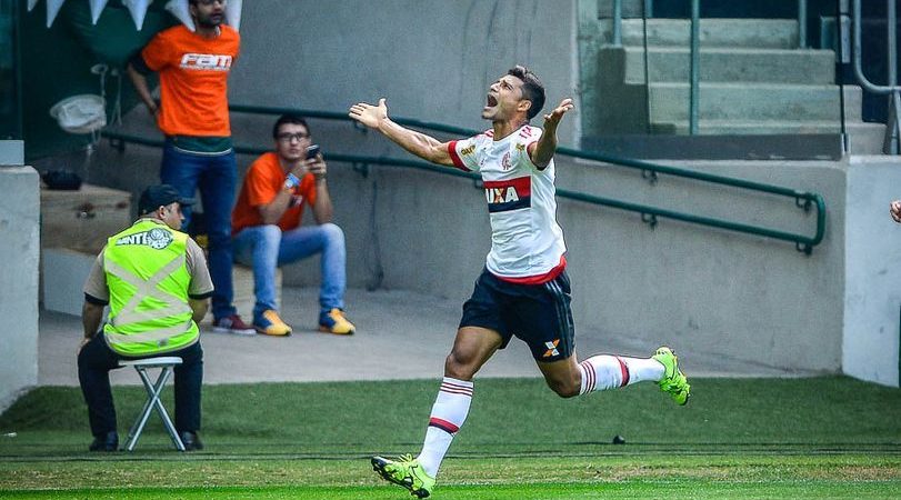 Ederson evita culpar a zaga por erros e pede calma ao Flamengo