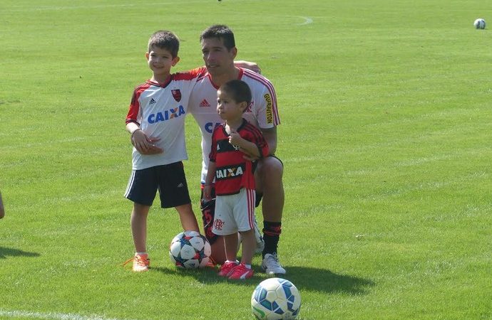 Presença de familiares marca treino do Flamengo antes de jogo contra o Santos