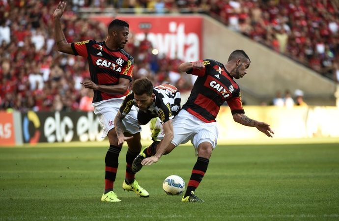 Lédio diz que o Flamengo sofre com poucas opções no sistema ofensivo