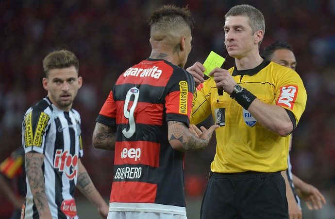 Calma, Guerrero! Artilheiro tem recebido cartões ao reclamar, e Flamengo se preocupa