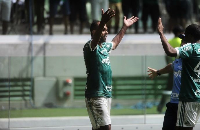 Palmeiras vence Flamengo e volta ao G-4 do Brasileirão