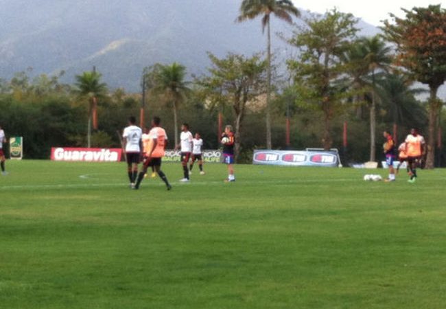 Primeiro treino de Oswaldo no Flamengo já tem gritos e cobranças com os reservas