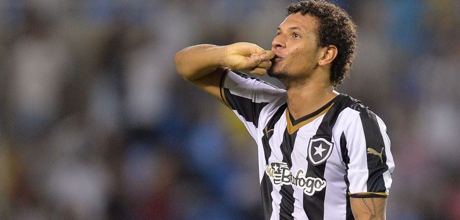 Botafogo quer vencer concorrência do Flamengo e renovar com Willian Arão