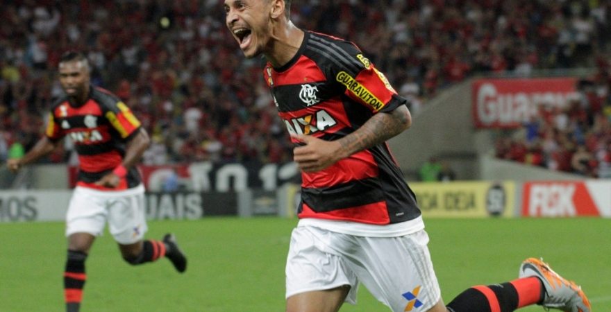 Com show da torcida e dois golaços, Flamengo entra no G-4