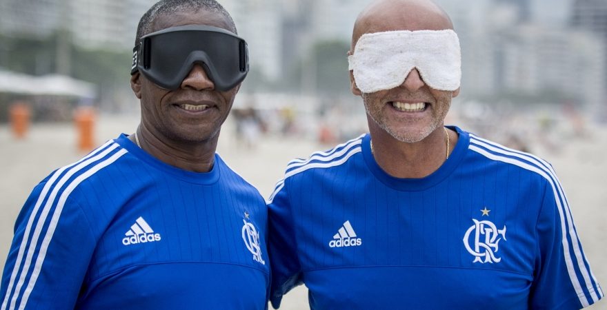 Ídolos do Flamengo experimentam o futebol de cegos