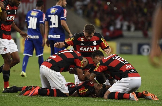 Mengão engata a quinta, vence Cruzeiro no Maracanã e entra no G-4