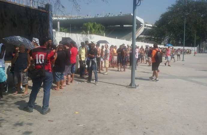 Flamengo x Vasco: torcedores fazem fila por ingressos