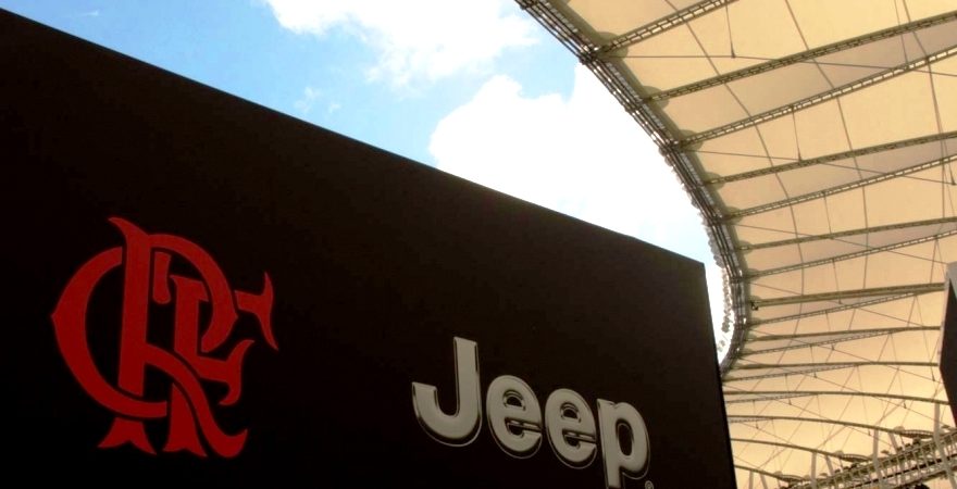 Renovação com a Jeep trava e Flamengo retira marca de uniformes e site