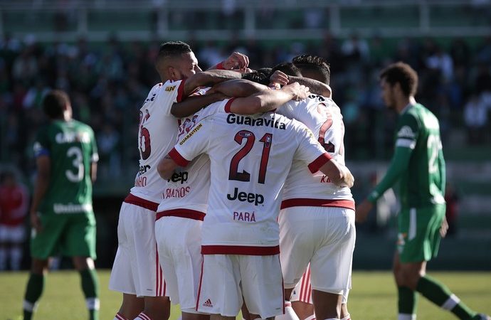 Ninguém segura! Flamengo bate a Chapecoense, vence a 6ª seguida e se firma no G-4