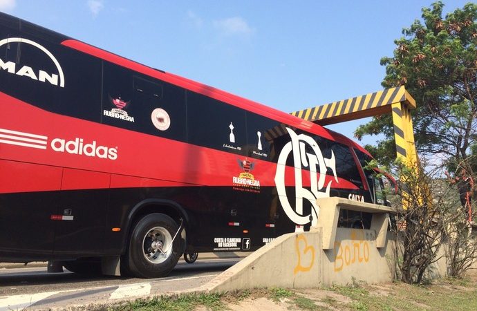 Ônibus do Flamengo entala em elevado na Barra da Tijuca