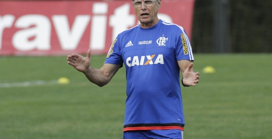Atletas treinam finalização e parte tática