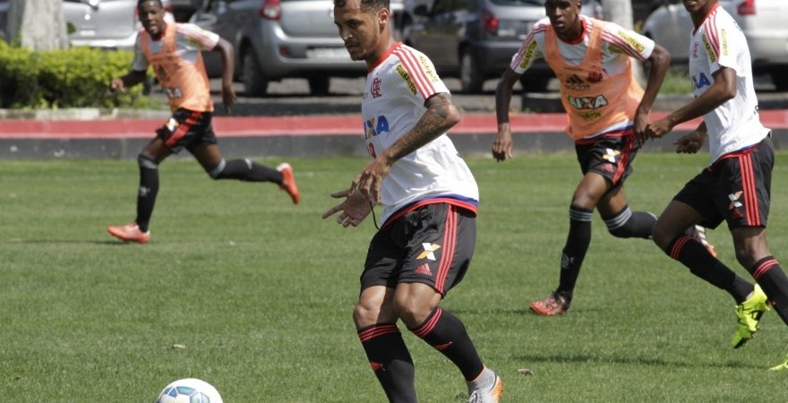 Na véspera de Flamengo x Coritiba, Oswaldo comanda tático