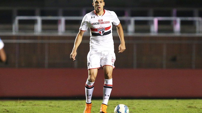 Mais uma? Site especula que Flamengo sonda zagueiro Dória como reforço