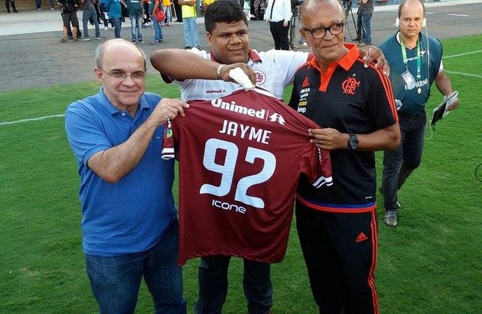 Jayme recebe homenagem da Desportiva antes de amistoso