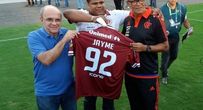Jayme recebe homenagem da Desportiva antes de amistoso