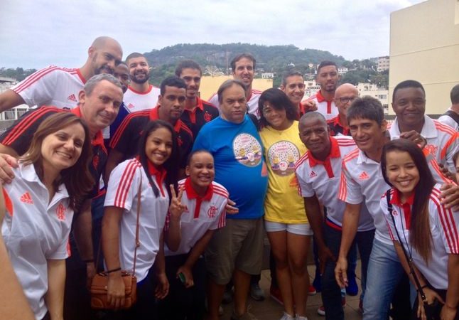 Atletas do Flamengo fazem festa no Inca pelo Dia das Crianças