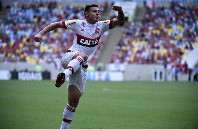 Flamengo bate Joinville com golaços e se aproxima do G-4