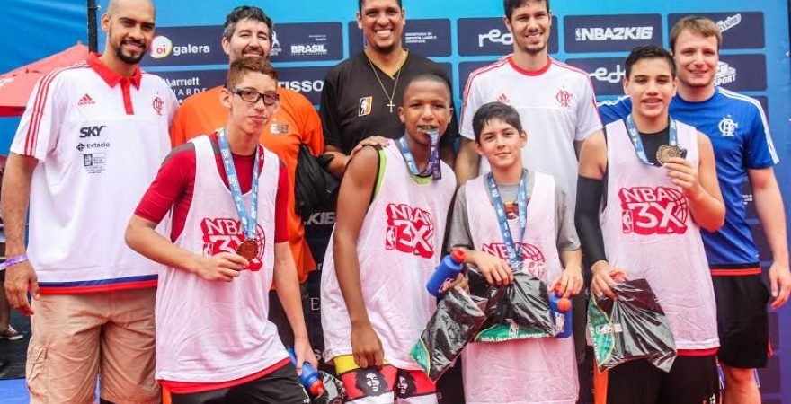 Jogadores do FlaBasquete prestigiam Arena NBA 3X