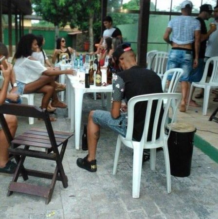 Foto de festa dos jogadores do Flamengo mostra atletas com mulheres e bebida