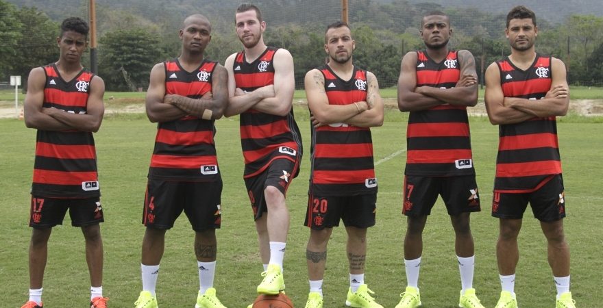 Desafio: atletas do futebol encaram a cesta de basquete