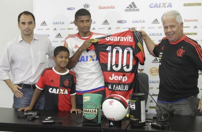 100 jogos de Márcio Araújo: elogios, homenagem e provável renovação