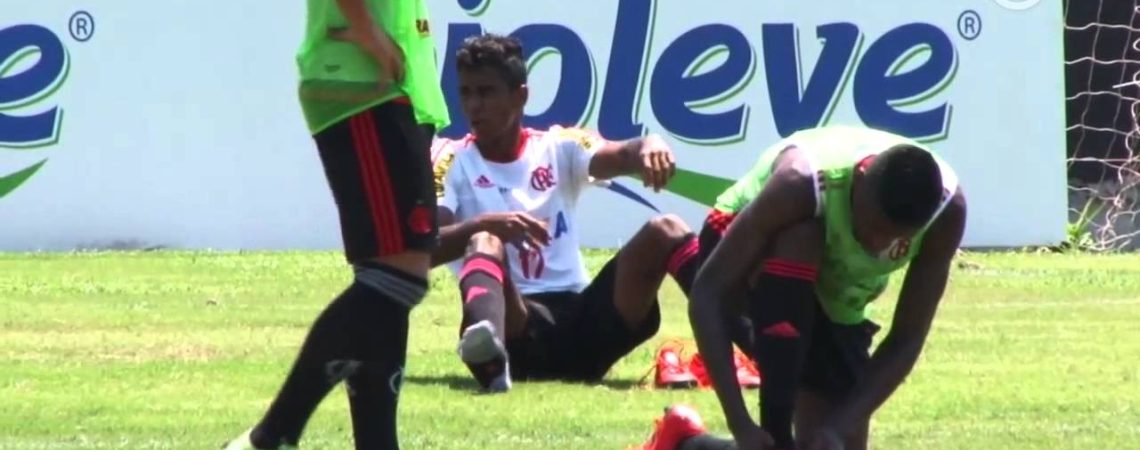 Vídeo do treino: jogadores do Flamengo tentam ‘refrigerar’ as chuteiras em dia de forte calor