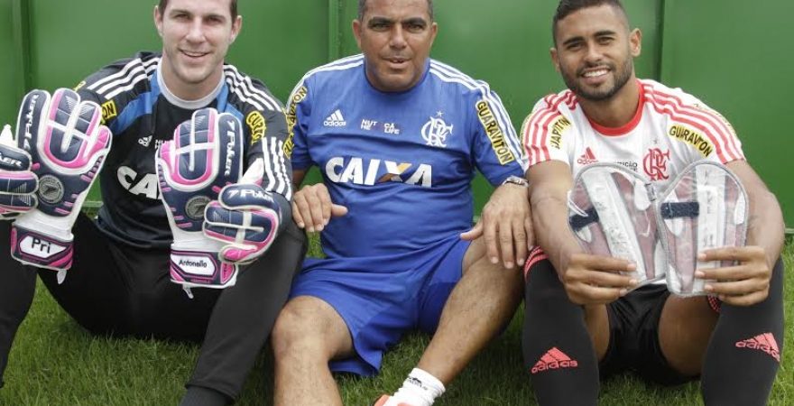 PV e Kayke falam de cuidado especial com luvas e caneleiras
