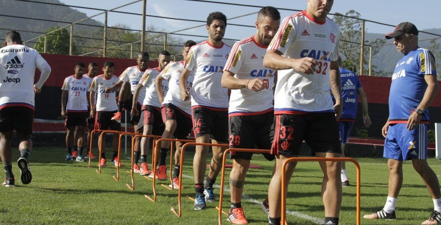 Diretoria do Flamengo planeja reformulação de elenco para 2016 e prepara barca