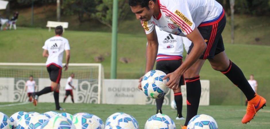 Wallace volta aos treinamentos e fica à disposição de Oswaldo