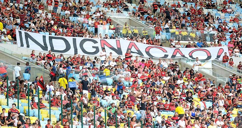 Torcida faz novo protesto e xinga ‘festeiros’ na saída do Maracanã