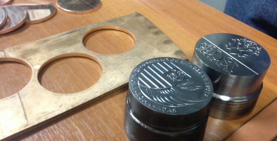 Cunhos da medalha comemorativa são destruídos em cerimônia no Maracanã