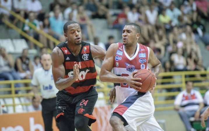 Reforços lideram o Flamengo na primeira vitória no NBB 8