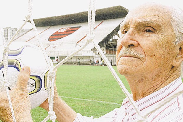 Sócio e goleiro mais antigos mostram que amor pelo Flamengo não tem idade