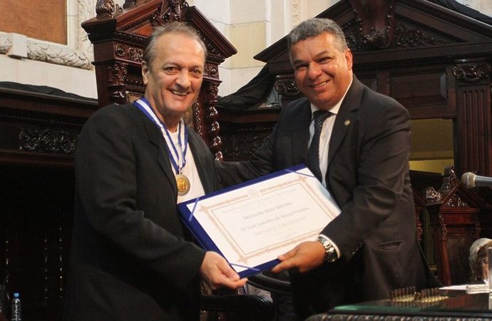 Imortal rubro-negro: Leandro recebe maior honraria do estado do RJ