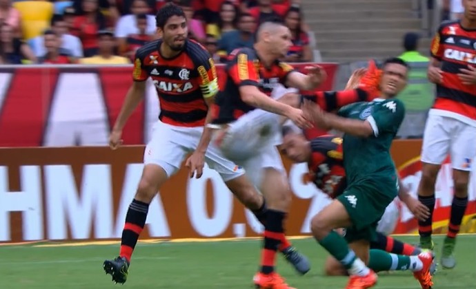 Em lance maldoso, Pará deixa pé no rosto do esmeraldino Erik