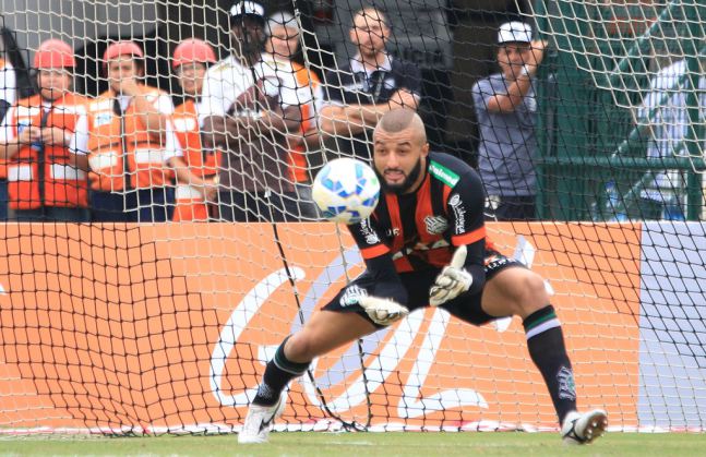 Alvo do Fla, Alex Muralha teve números melhores que Paulo Victor no Brasileirão