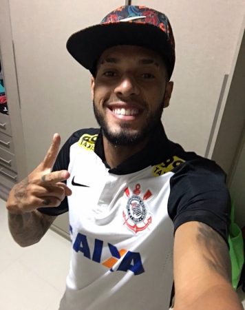 Paulinho é punido por diretoria do Flamengo por foto com camisa do Corinthians