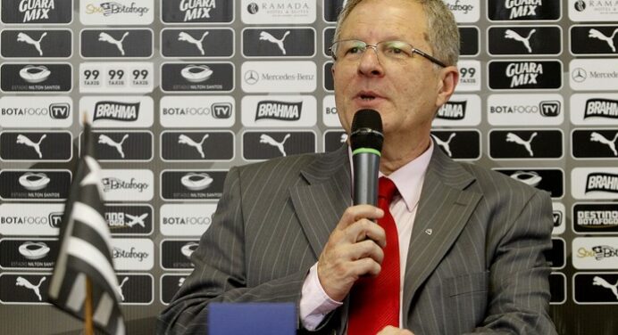 Presidente do Botafogo dispara contra o Fla após decisão sobre venda de ingressos