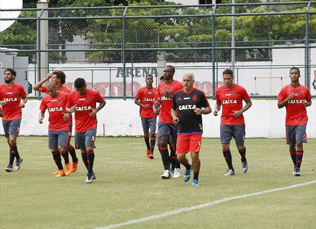 Cirino treina com bola e Cuéllar faz trabalho físico