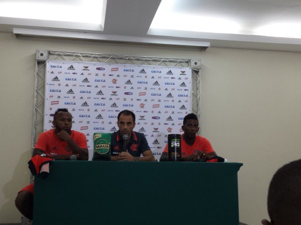 Reforços! Flamengo apresenta os laterais Rodinei e Chiquinho; matéria completa